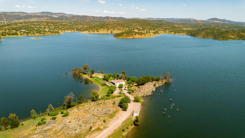 El Lago Secreto: uno de los restaurantes más sorprendentes de Huelva en 2026 está junto al Embalse de Aracena 4 el lago secreto